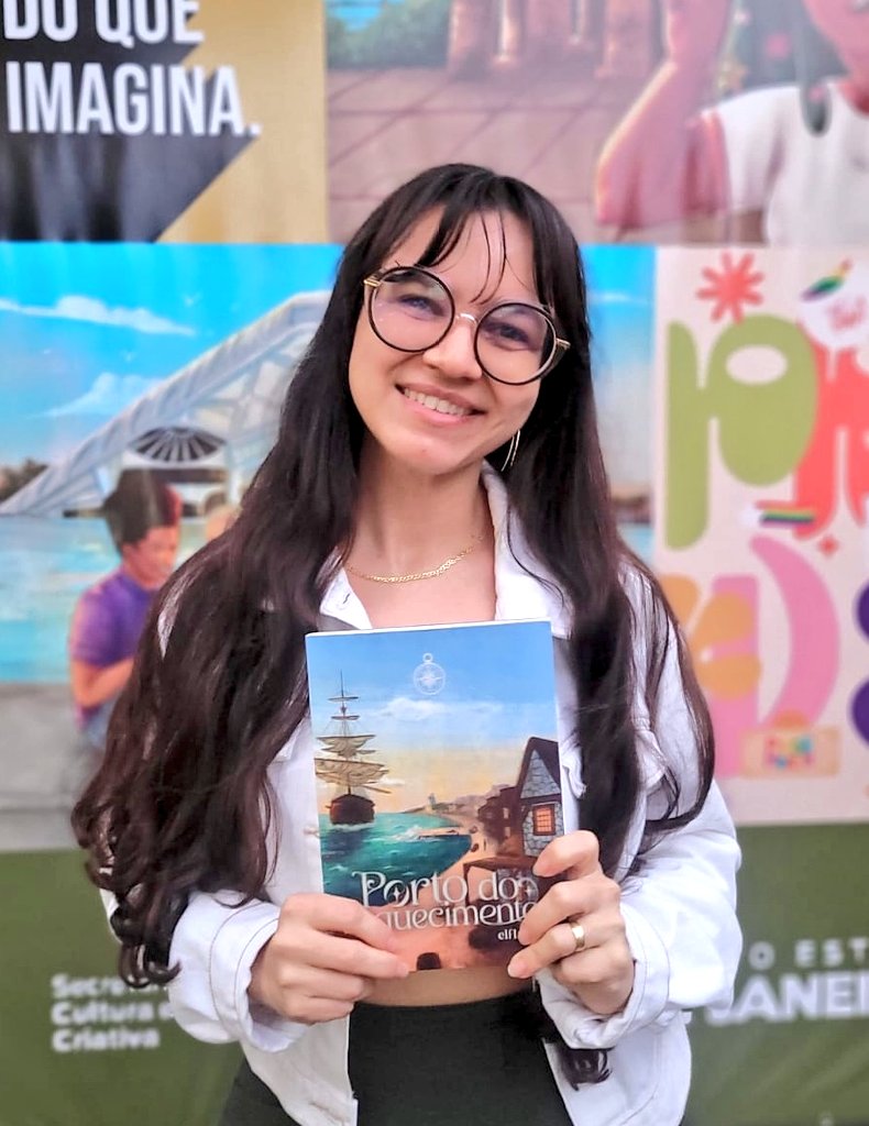eIfIand's tweet photo. Só agora percebi que ainda não postei foto com Porto do Esquecimento no FLOR (Festival Literário do Orgulho e Resistência)! Ainda não consigo acreditar que esse ficbook existe, que eu tô com ele nas mãos em um FESTIVAL LITERÁRIO!!! #PDEficbook https://t.co/nH41tsbmfm