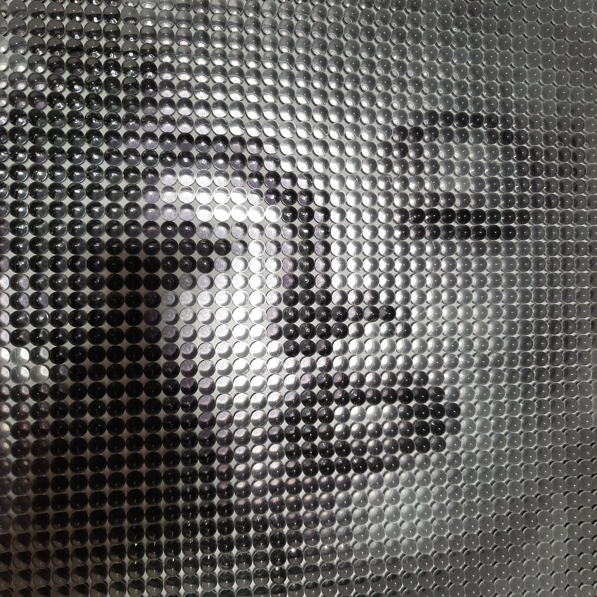 fhaase's tweet photo. Marilyn Monroe hätte heute ihren 100. Geburtstag gehabt. Die Ikone der Filmindustrie habe ich mehrfach als abstrakte Porträts gemalt, auf Leinwand und auf gebürstetem Alu-Dibond, aber auch ein Kugelporträt aus 2.500 durchsichtigen Acrylglaskugeln. 

#malerei #Marilyn #monroe https://t.co/vxVfb8UkXG