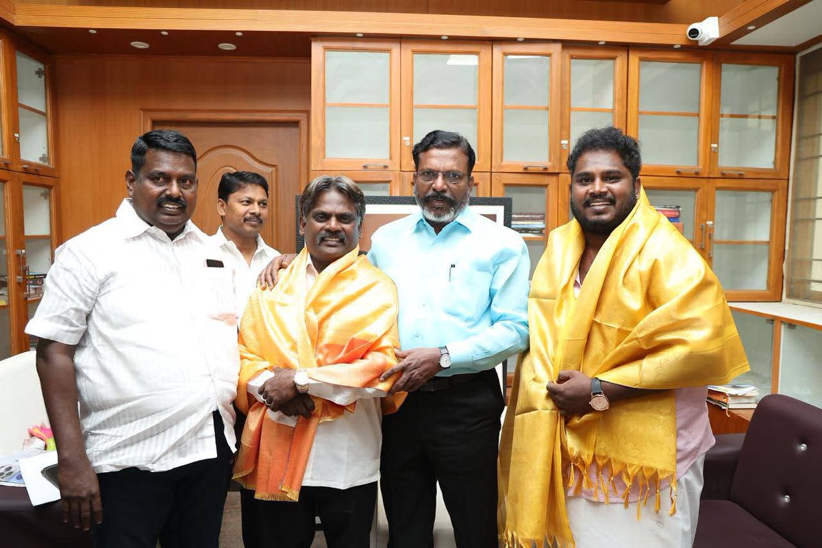 MalinVck's tweet photo. 1.6.2026
இன்று

திரைப்பட பாடலாசிரியர் 
அய்யா கவிஞர் இளையகம்பன்
அவர்களுக்கு 
நெஞ்சம் நிறைந்த பிறந்தநாள்
வாழ்த்துக்கள்

#எழுச்சித்தமிழர் அவர்களுக்கும்
விடுதலைச்சிறுத்தைகள் கட்சிக்கும்
500க்கும் மேற்பட்ட பாடல்கள் எழுதி
வரலாற்று பதிவு செய்தவர் 
வரலாறு உங்களை மறக்காது 
Malin Vck https://t.co/U4iGwgDOMZ