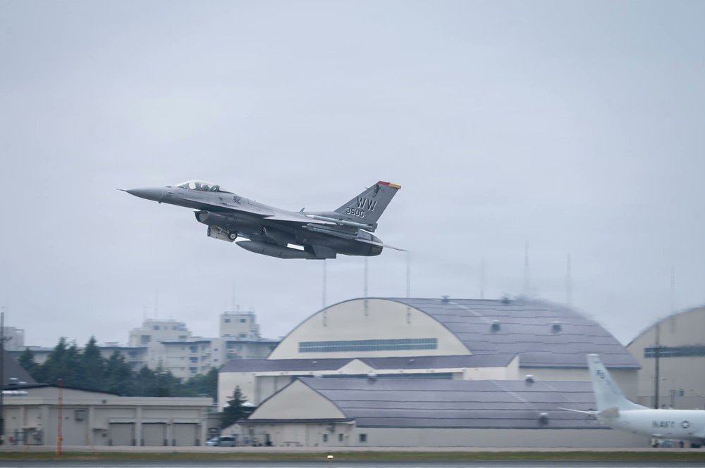 USFJ_J's tweet photo. 第35戦闘航空団のパイロットが即応態勢維持のため飛行任務を実施

こうした訓練飛行は、パイロットの戦闘即応態勢を維持するとともに、米インド太平洋軍の地域任務要件を支援するための飛行任務を遂行する米空軍三沢基地第35戦闘航空団の能力を強化するものです。 https://t.co/Pa1bFRH4vz