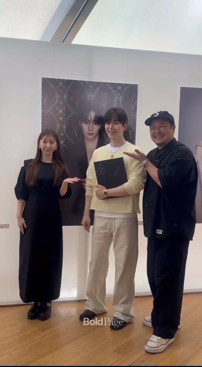 uranuslove's tweet photo. 📸(김영준 작가님) : 와~ 멋있네😳
여러군데에서 와~멋있다 (웅성웅성)

🐧 아~ 아니예요 
(그래서 바지콕을 했구나 👖🤏 수줍)
(바로 다급모드)작가님 사인 한번 해주세요

그래서 활짝 웃었구나..😆
몇일전 내가 본 눈도 그랬어..
작가님과 보는 눈👁️같아졌음 왠지 동질감 😆 https://t.co/R9hApHCUsC