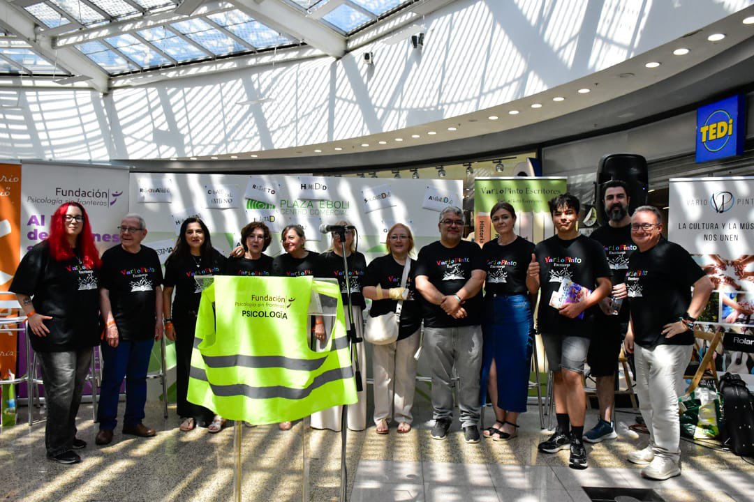 Gfouce's tweet photo. Hoy con variopinto escritores presentando libro de cuentos contra el bullying y para trabajar valores con jovenes y adolescentes… Gracias por hacerlo posible, también al centro comercial Plaza Eboli y al coro que nos acompañó https://t.co/gx1D1lz356