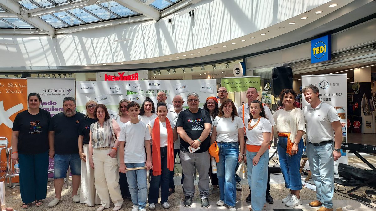 Gfouce's tweet photo. Hoy con variopinto escritores presentando libro de cuentos contra el bullying y para trabajar valores con jovenes y adolescentes… Gracias por hacerlo posible, también al centro comercial Plaza Eboli y al coro que nos acompañó https://t.co/gx1D1lz356