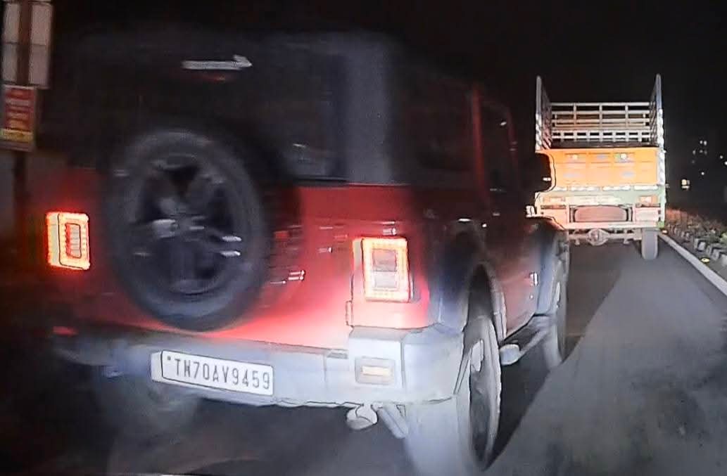 MdceAhabu's tweet photo. It's always a Thar'tards. And that's why dash cam is mandatory accessory

Kindly take action @tnpoliceoffl
@krishnagirismc

Place : Hosur Public school, Karapalli https://t.co/ncARHgQePM