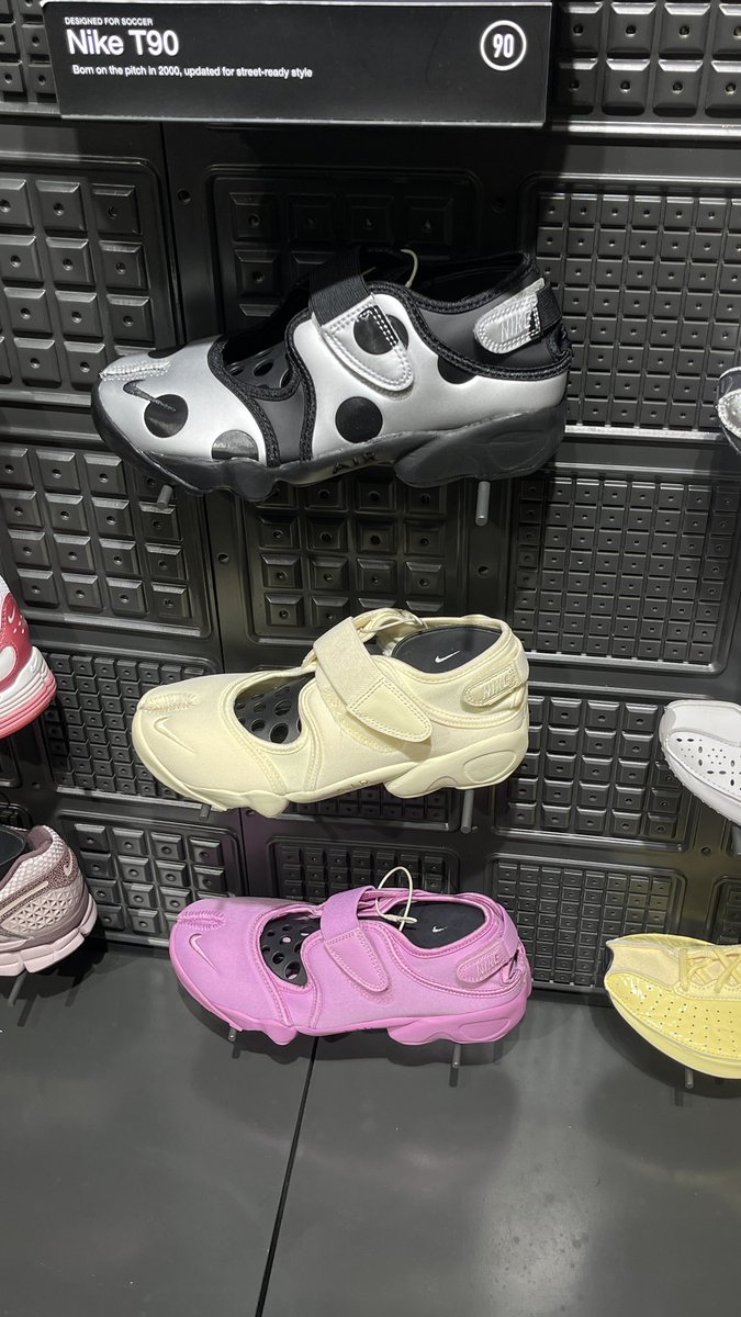 chillingurls's tweet photo. Pecinta polkaaa merapattt

ciwi manaa nih yang punya wishlist sepatu inii👀 https://t.co/9HsFwHeoLe