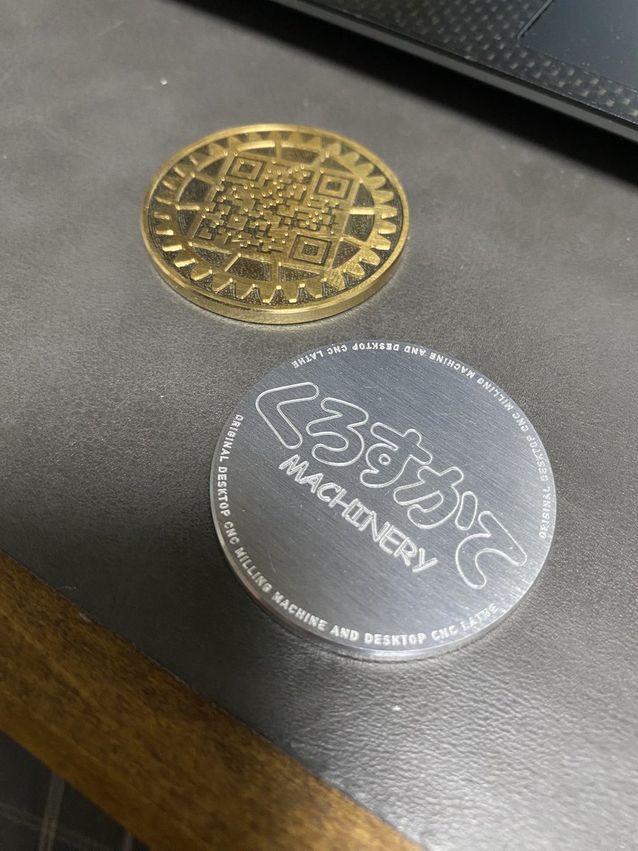 MartyBOX's tweet photo. 【JRRF2026 後記】
大盛況にて閉幕したJRRF2026。自作CNCフライスという少々マニアックなジャンルでの出展でした
そんな弊ブースに「この機械を見るために来た」と遠路はるばる山口県より@kurosuka_kai さんが来訪された
さすが長州藩の御仁は行動力が違う。
貴重な自作CNC切削加工系の相互フォロワーさんですが、メイカーチップならぬ「メイカーコイン」を頂戴しました
こちらは何も用意ができておらず恐縮です
彩り豊かなメーカーチップも良いですが、無骨な金属製は多くを語らずとも切削プライベーターとしての技術の高さを感じます。
写真は真鍮とアルミ製の２種類。
日本製の機械要素部品を各所に妥協なく採用したマシンならではの高精度な逸品でした。
ありがとうございました！