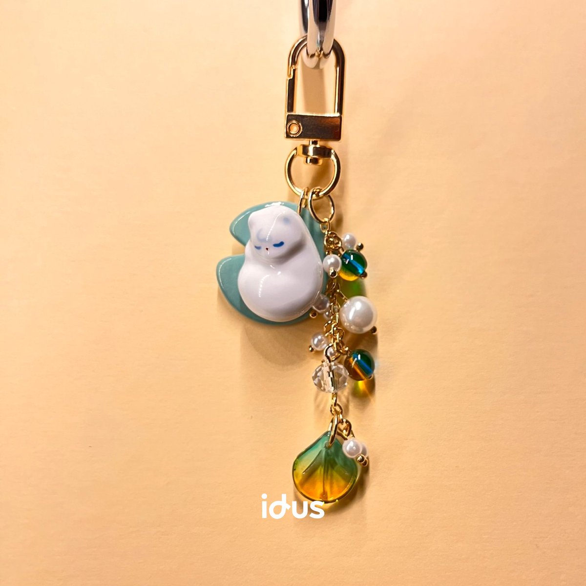 idus_jp's tweet photo. 眠る猫のキーホルダーが、あなたの毎日をそっと彩ります。
この可愛さに、きっと心がとろけるはず💗

#猫キーホルダー #ハンドメイド雑貨 #可愛い小物 #プレゼントにおすすめ #癒しグッズ #ねこ部 #手作り雑貨 https://t.co/CPaXiKyWQC