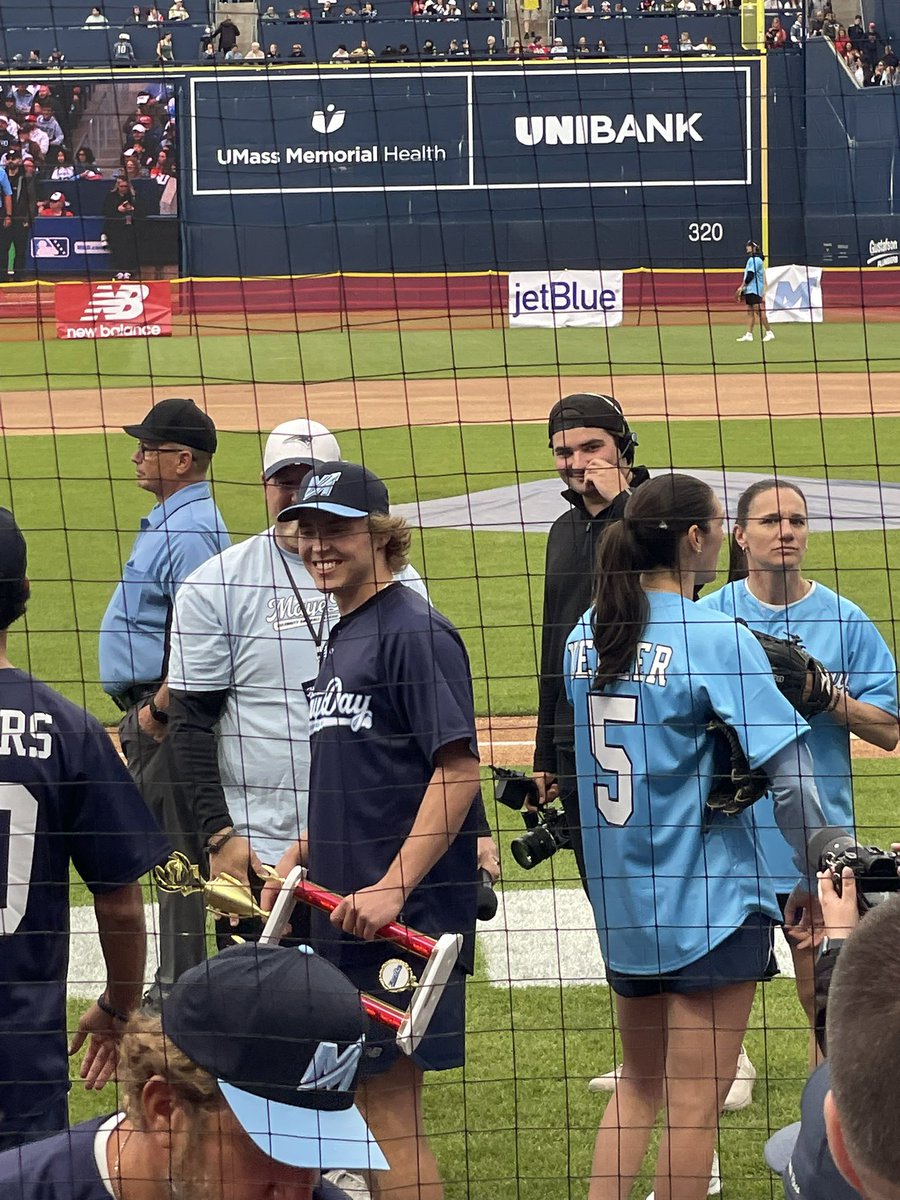 madshockey271's tweet photo. smitty laughing at our sign today https://t.co/Wo4CWKjO3r