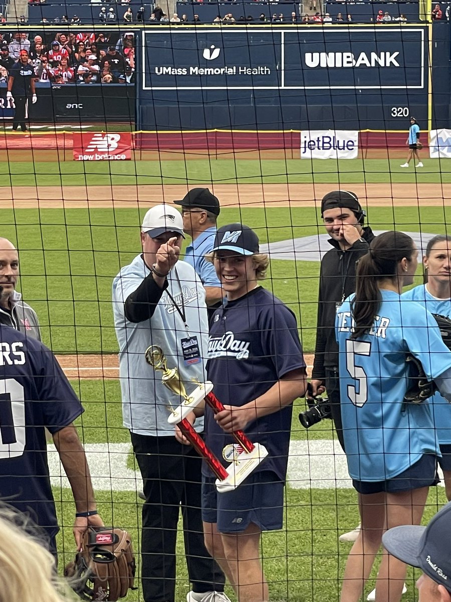 madshockey271's tweet photo. smitty laughing at our sign today https://t.co/Wo4CWKjO3r