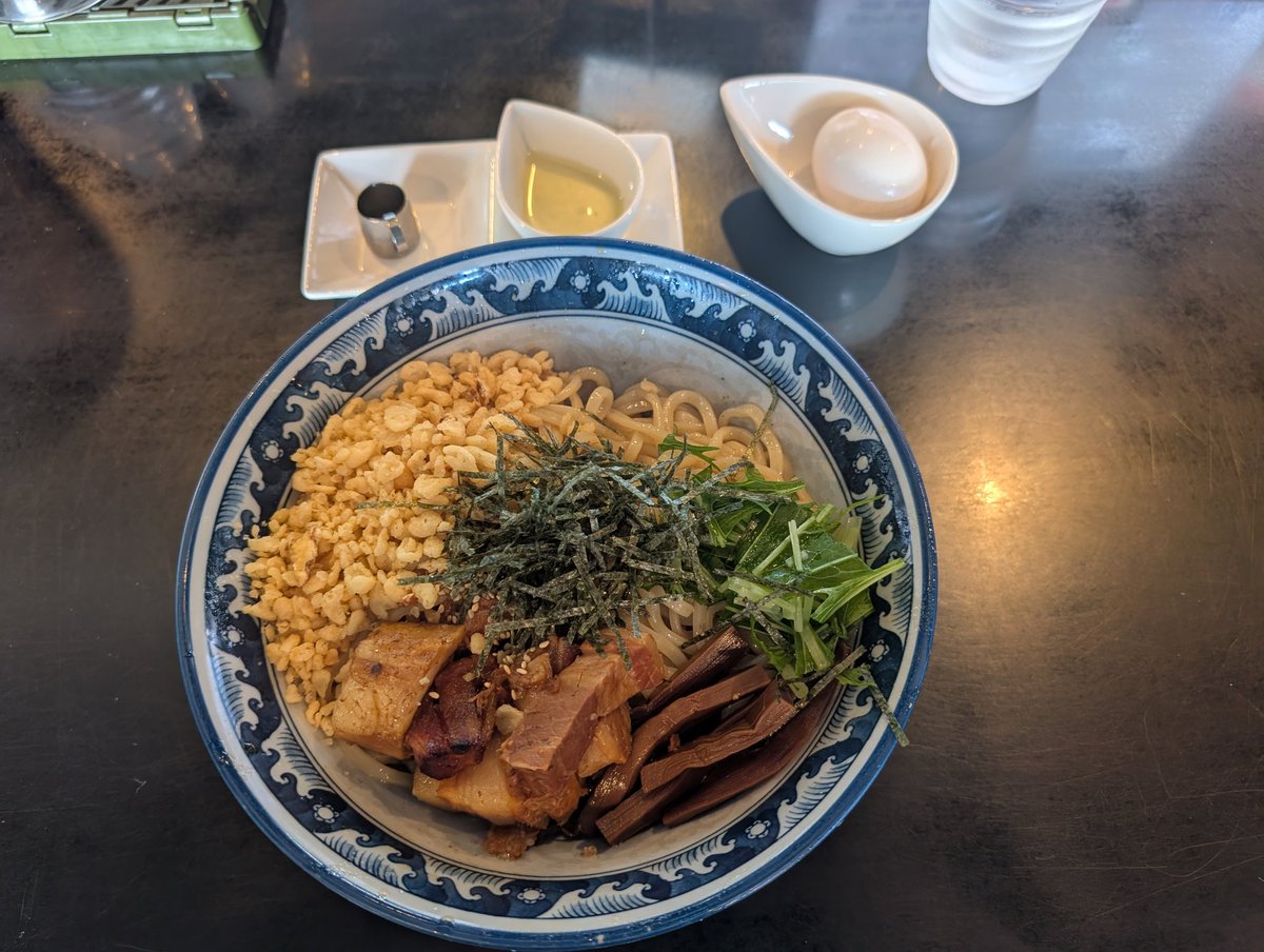 barber0's tweet photo. 6月1日(月)のお昼御飯は、麺坊ひかりさんで限定【香露】大盛300g背徳の追い飯60g
暑い日🫠にはコレに限ります笑笑🤭めっちゃ美味しかった🫶
ご馳走様でした🙏
#岐阜ラーメン
#WithUラーメン食べました https://t.co/lQsKBxuzak