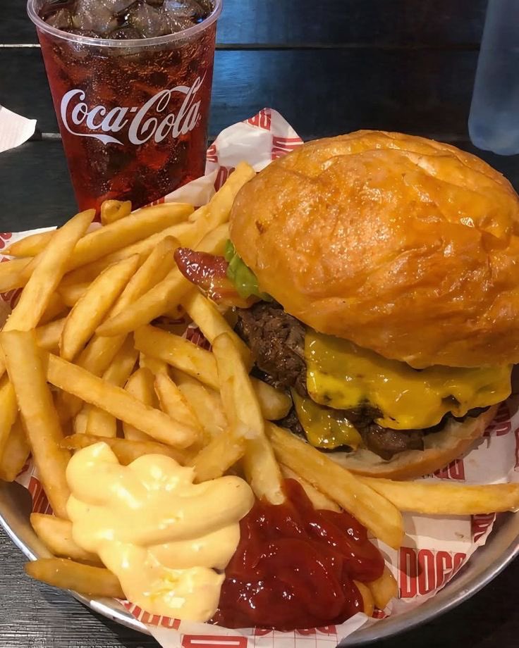 roseevelle's tweet photo. pilih salah satu gess, pizza atau burger? https://t.co/RQg9fzKIhN
