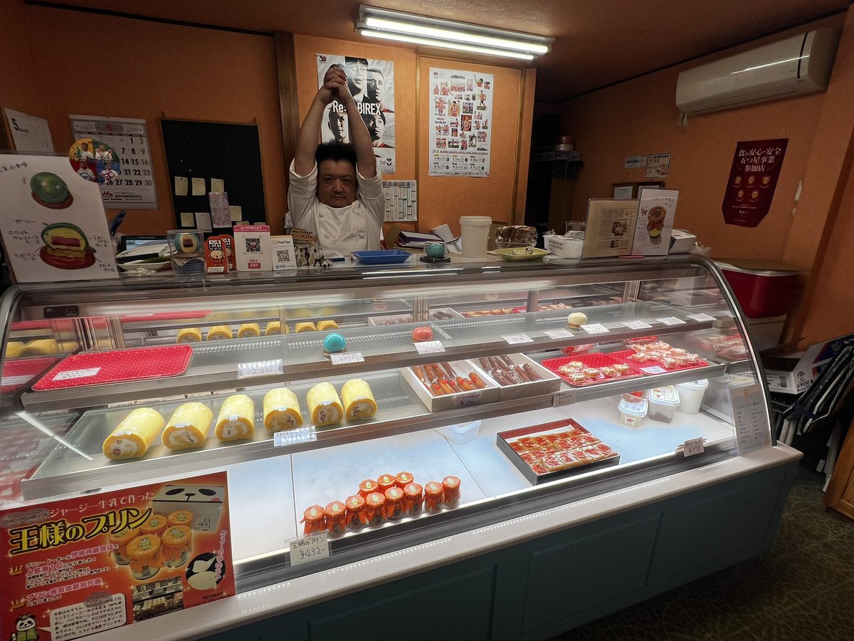 zarigani03's tweet photo. Twitterで見かけていた、村上市のケーキ屋
パティスリーマルヤに行くことができた
https://t.co/57OTs2fBcP

「ケーキのまるや」と書かれたレトロな看板
下町のケーキ屋さんという感じ
変なポーズしてるのが店主w
たまふゆゆ　中はさっぱりした甘さのチーズケーキ？美味い https://t.co/1xSXMzrxQY