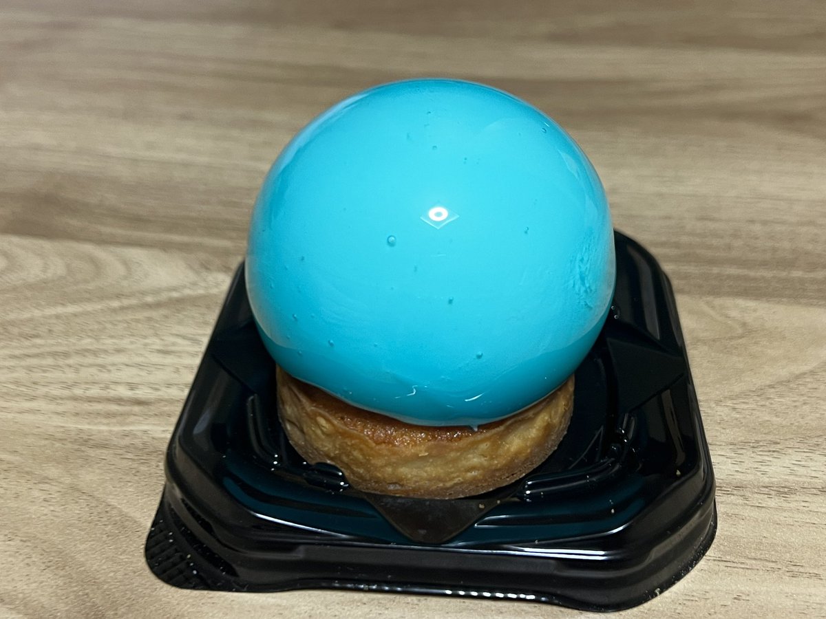 zarigani03's tweet photo. Twitterで見かけていた、村上市のケーキ屋
パティスリーマルヤに行くことができた
https://t.co/57OTs2fBcP

「ケーキのまるや」と書かれたレトロな看板
下町のケーキ屋さんという感じ
変なポーズしてるのが店主w
たまふゆゆ　中はさっぱりした甘さのチーズケーキ？美味い https://t.co/1xSXMzrxQY