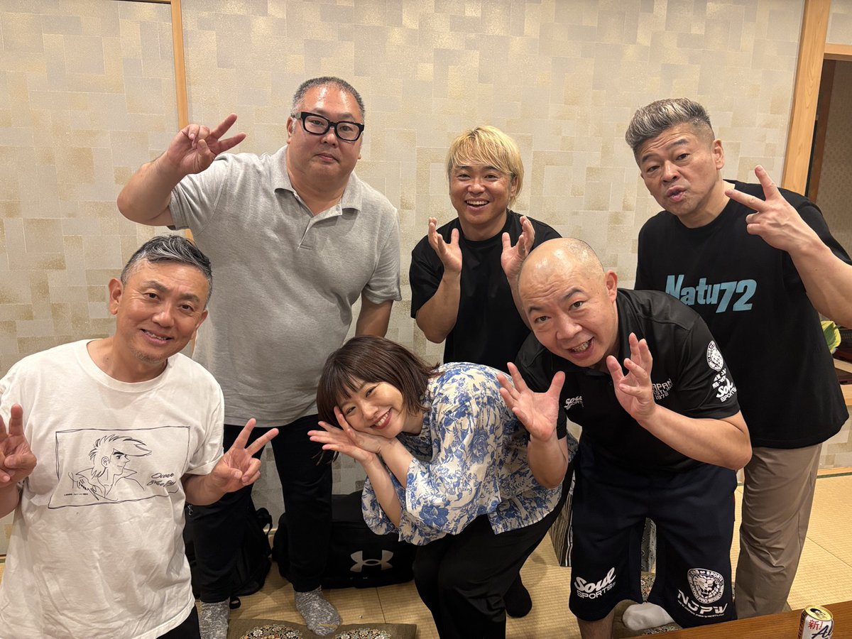 daimon439's tweet photo. 昨日は、「第1回お笑いぷるぷるライブ」ご来場、ありがとうございました🙇
写真の通り、お寺の妙善寺でやらせていただきました🎤
妙善寺の住職も写真に映ってます😄
住職が三人オーゲー💡
#お笑いぷるぷるライブ 
#妙善寺 https://t.co/pKcoNbjQ2V