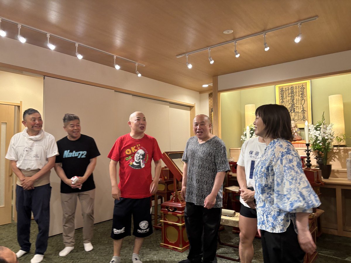 daimon439's tweet photo. 昨日は、「第1回お笑いぷるぷるライブ」ご来場、ありがとうございました🙇
写真の通り、お寺の妙善寺でやらせていただきました🎤
妙善寺の住職も写真に映ってます😄
住職が三人オーゲー💡
#お笑いぷるぷるライブ 
#妙善寺 https://t.co/pKcoNbjQ2V
