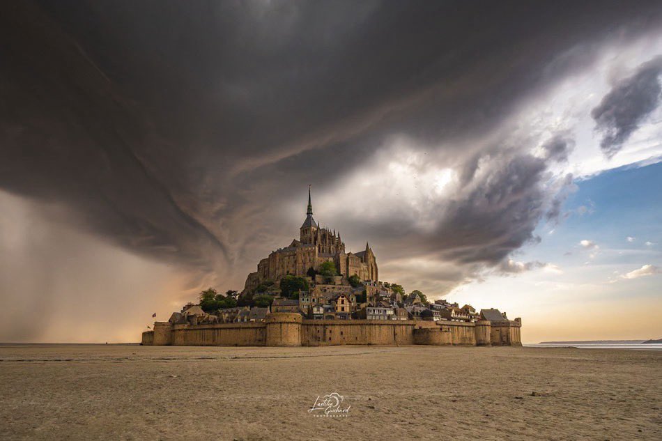 alinag2002's tweet photo. L'histoire de cette photo... après 3 jours de chaleur fin mai l'orage arrive, je suis au Mont, il fait tellement chaud et le coucher de soleil pointe le bout de son nez...
En commentaire je vous mets une petite vidéo ( pas d IA biensur 😉 ) 
#normandie #magnifiquefrance https://t.co/DyPDKOg498