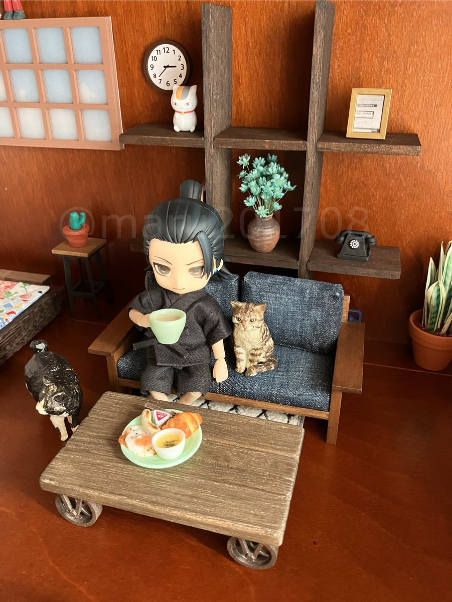 maru201708's tweet photo. 木製コレクションケースの中にあった仕切り、バラしてヤスリをかけてリキテックスを塗って元のカタチに戻して、ドール部屋の棚になりました。
いかにも仕切りだけれど、棚に見える。
しばらく使ってみる。 https://t.co/ltmmMDEG8l