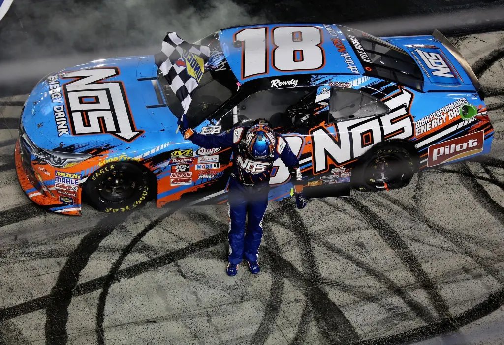 ze_cookie47's tweet photo. @StenhouseJr @HYAKMotorsports @MkelleyHyak that was a great drive on that last restart, p13 to p4, one that KB would be proud of https://t.co/3gyOneCj3v