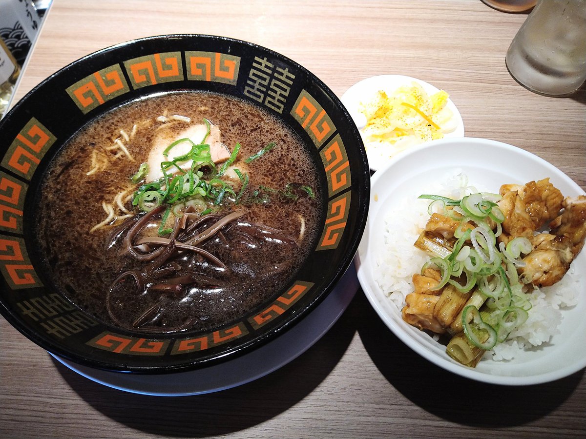 takesauna's tweet photo. しんしんしんこいわ！
焼鳥日高　新小岩北口店

黒豚骨ラーメン
ミニ焼鳥丼セット

替え玉あるのねー。
ととのいました。

#丸呑み倶楽部
#新小岩 https://t.co/SzN4McNxyQ