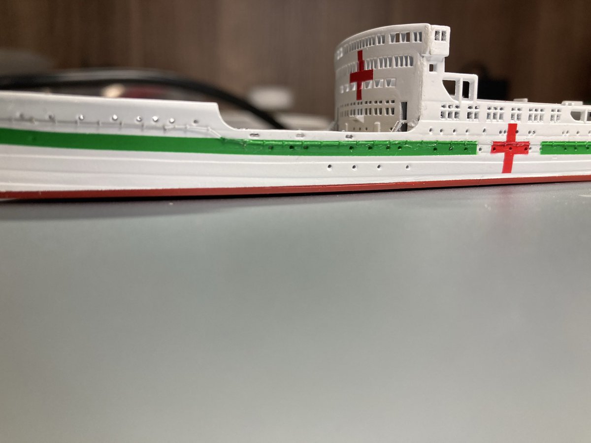 xcreators9773's tweet photo. 昨日はこっそり出勤して、氷川丸の舷外電路（横についてる針金みたいなやつ）を貼り付けていました
全然うまくいかなくて、「あ゛ー！！」と5回くらい声が出ました
でも、こういう積み重ねで、少しずつそれらしくなっていくのが模型の楽しいところ。
精神は削れましたが、船らしさは増しました。 https://t.co/4XV6nXssfr