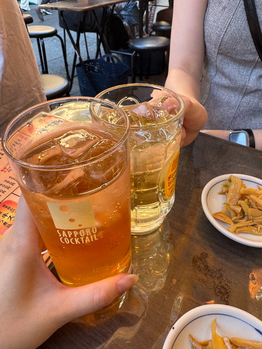 humedit777's tweet photo. こんにちは！先週は浅草で幼馴染と昼のみをしました🍻
休日のせいかホッピー通りはとても賑わっており、陽気な雰囲気に包まれながら
夢中でおしゃべりしていたら、あっという間に時間が過ぎてしまいました😂💦
浅草は美味しいものがたくさんあるので、近いうちにまた行けたらなと思います！！ https://t.co/Zv6wUC60kv