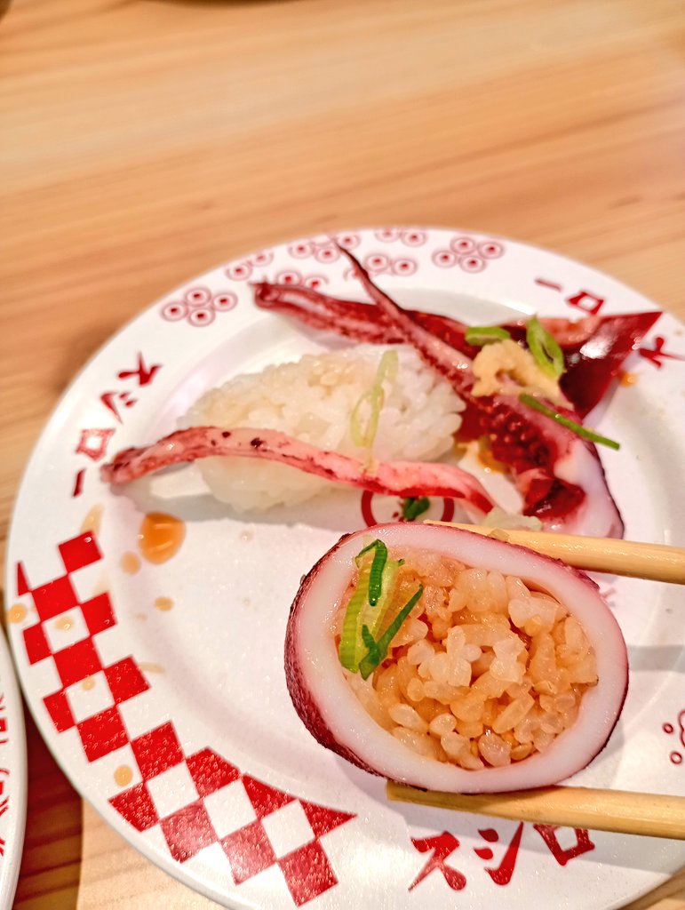 ZEPHYR400C2's tweet photo. スシロー改装開店🤩モニターでかテーブルに置けない😂注文が向かい同士できるね😲茶碗蒸相変わらず具多いねゴロゴロですよ〜いただきます https://t.co/A86NGQZm84