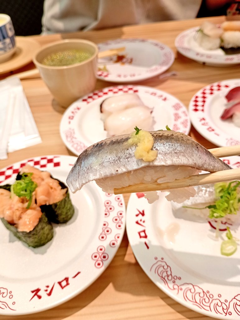 ZEPHYR400C2's tweet photo. スシロー改装開店🤩モニターでかテーブルに置けない😂注文が向かい同士できるね😲茶碗蒸相変わらず具多いねゴロゴロですよ〜いただきます https://t.co/A86NGQZm84