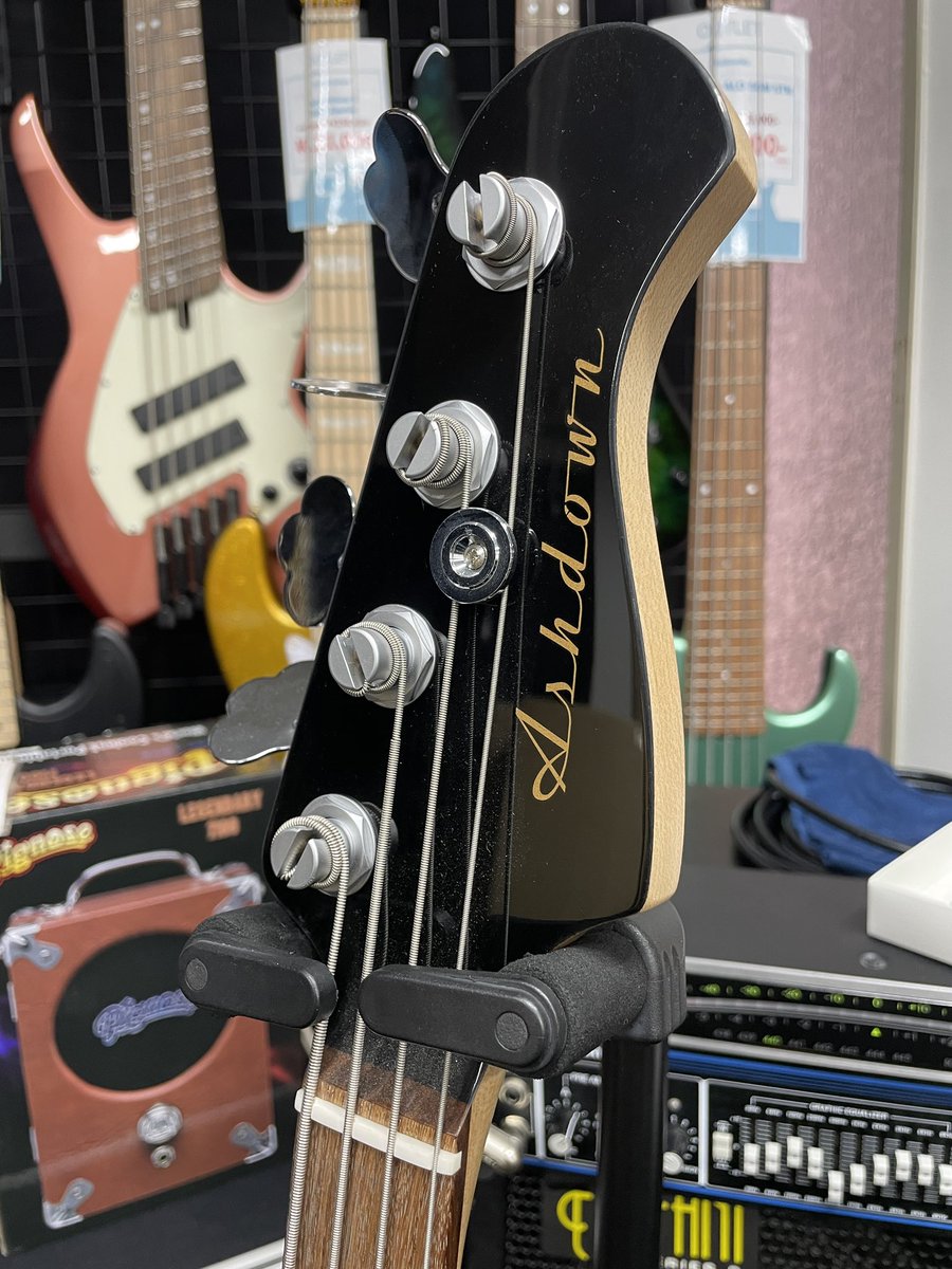 Ashdown / Lowrider Bass Black 特徴的なボディシェイプにパワフルな