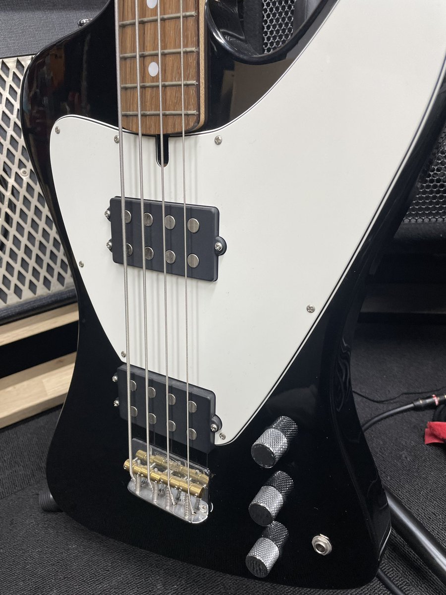 Ashdown / Lowrider Bass Black 特徴的なボディシェイプにパワフルな