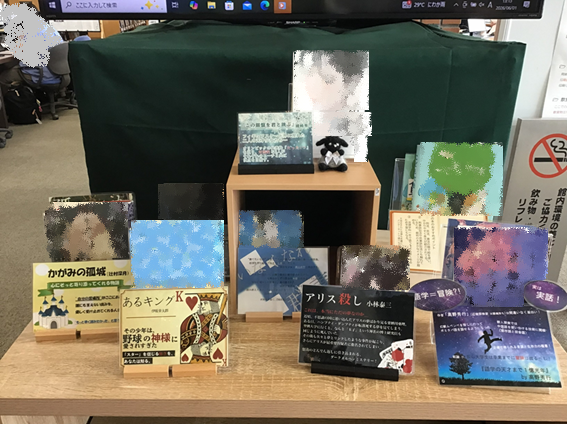 dbu_libraryteam's tweet photo. 今年度はじめての定期POP（5月）は「おすすめ本」です。春から参加してくれた新しいメンバーに、大東の図書館ボランティアの底力を見てもらえました！(笑)　6月も新しい本を紹介していくのでご期待ください！
#大東文化大学 
#図書館 
#ボランティア 
#展示 
#おすすめ https://t.co/FlMA4sHY3Z