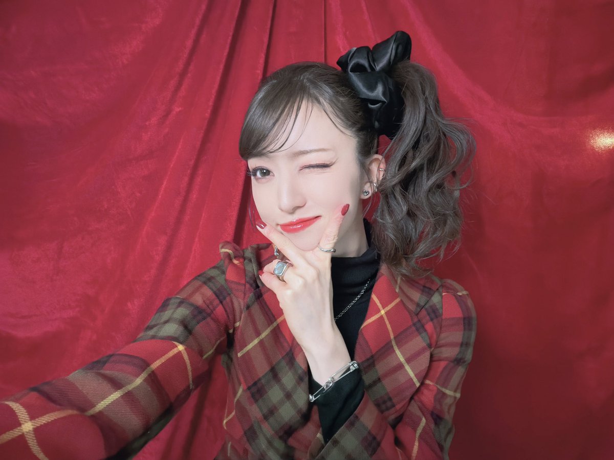 rii_tachibana's tweet photo. #橘里依2026カレンダー

はじまったよ〜

もう飾ってくれてるかな？🌹😉

6月もよろしくね🫶🏻 https://t.co/LvQXhM3rHl