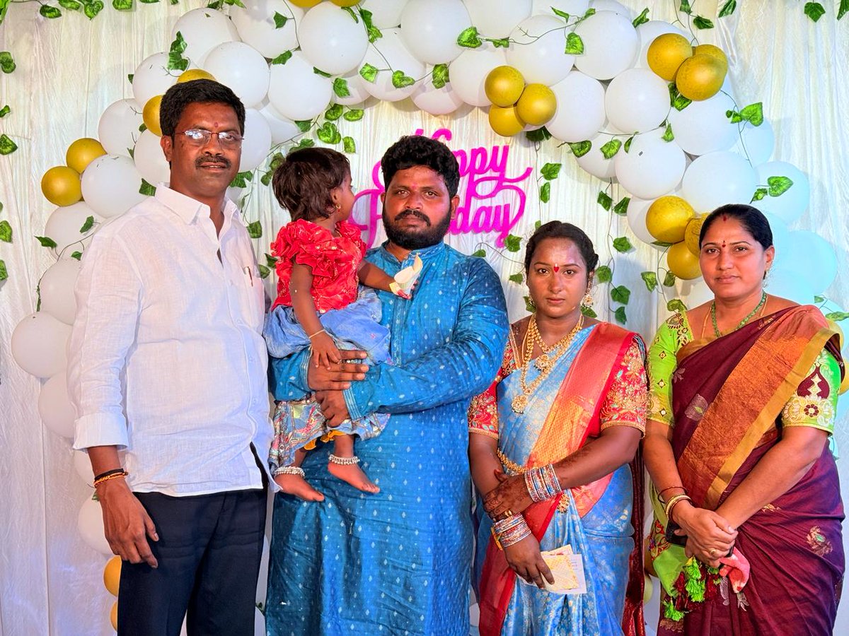 RamarajuPilli's tweet photo. నల్లగొండ టౌన్, అక్కలయిగూడెం 8 డివిజన్ కి చందిన సిరమోని మధు కూతురి పుటినరోజు వేడుకకి  పిల్లి రామరాజు యాదవ్ గారు పాల్గొని వారిని ఆశీర్వదించారు. https://t.co/qqaBi50JTc