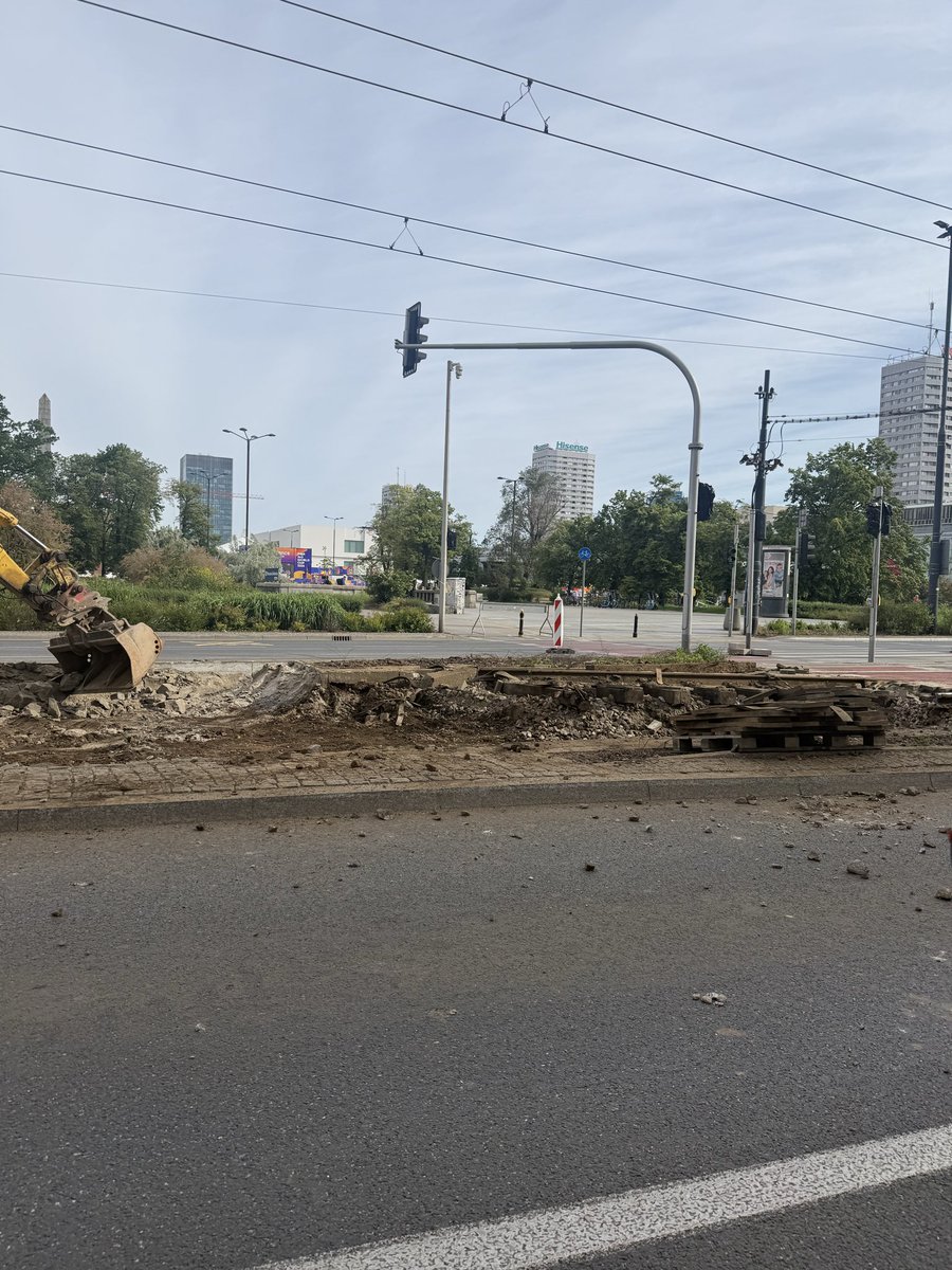 MDzienynski's tweet photo. Dziś pierwszy dzień roboczy w nowej, trudnej drogowej rzeczywistości w centrum Warszawy. W Alejach Jerozolimskich remont torowiska. Odcinek Plac Starynkiewicza - Rondo Waszyngtona. Po centrum chyba najlepiej na piechotę @RadioZET_NEWS https://t.co/KRykS5E16R