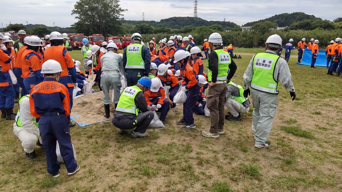 mieprefconstr's tweet photo. 亀山市水防訓練が、鈴鹿川勧進橋上流左岸側において、総勢500人参加のもと土のう拵え、改良済み土のう工法の訓練を行い、将来有望な少年消防クラブへの工法指導を、行い、市内消防団12分団と女性分団との訓練は
、有事の際に備えた訓練でした。 https://t.co/oIysZOj2IF