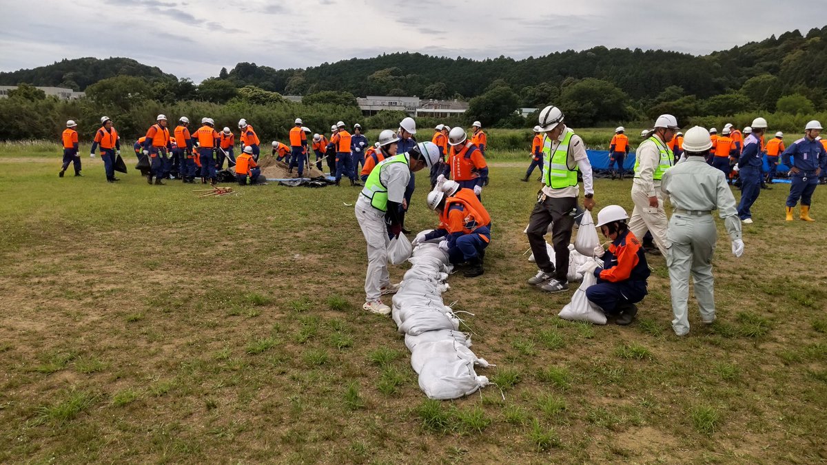 mieprefconstr's tweet photo. 亀山市水防訓練が、鈴鹿川勧進橋上流左岸側において、総勢500人参加のもと土のう拵え、改良済み土のう工法の訓練を行い、将来有望な少年消防クラブへの工法指導を、行い、市内消防団12分団と女性分団との訓練は
、有事の際に備えた訓練でした。 https://t.co/oIysZOj2IF