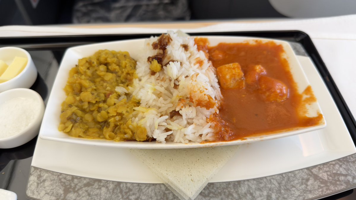 rayofash73's tweet photo. @FlyANA_official 
I’m paying the exact amount everyone pays for a business class ticket but this is the food we’re served because we chose a vegetarian meal! How hard is it to figure out some options in your menu for vegetarians. Zero currently! NH829 3H. I skipped the meal 🤮 https://t.co/P7WKUUljL4