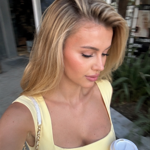 ZoeKansara's tweet photo. Wandering through the day with no agenda and loving every minute of it. ✨📷 🤍 https://t.co/O1PLRPksTb