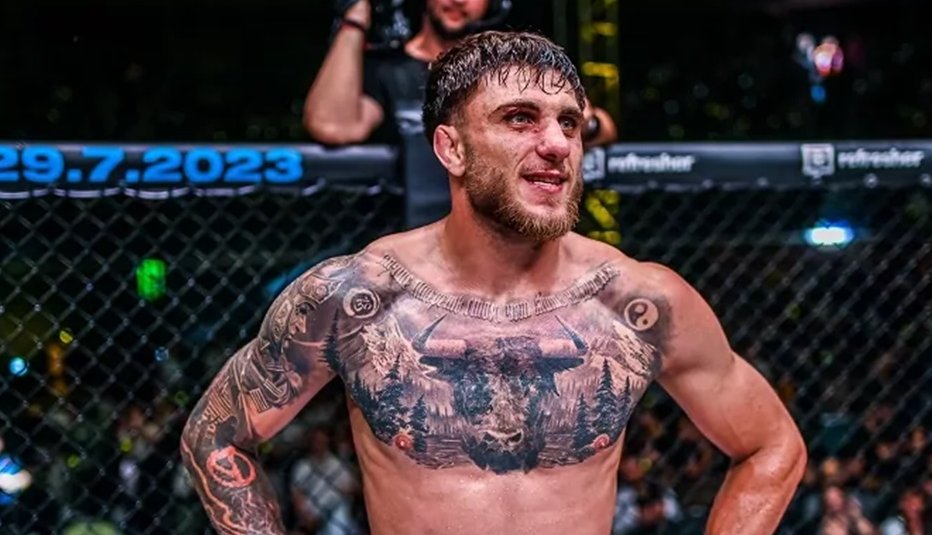 InTheCagePL's tweet photo. 💪 Ion Surdu przyznał, że był zdziwiony niewystarczającą skalą promocji pierwszej gali @OktagonOfficial w Polsce:

💬 "Jak dla mnie promocja tej gali była niewystarczająca. W Czechach czy Niemczech wygląda to zupełnie inaczej. Tam cały czas chodzą za tobą kamery, budują historię zawodników, robią ogromny szum wokół wydarzenia." - powiedział nam w rozmowie.

@surdumma zwrócił uwagę między innymi na niewykorzystaną współpracę z TVP.

💬 "Zaczynasz współpracę z jedną z największych telewizji w Polsce i nawet nie robisz większego studia czy wywiadów? Takie rzeczy trzeba wykorzystywać. OKTAGON potrzebuje osobnego zespołu do Polski, tak jak ma w Niemczech czy Czechach." - podsumował.

A jak Wy oceniacie promocję przed galą #Oktagon86 w Szczecinie? ⤵