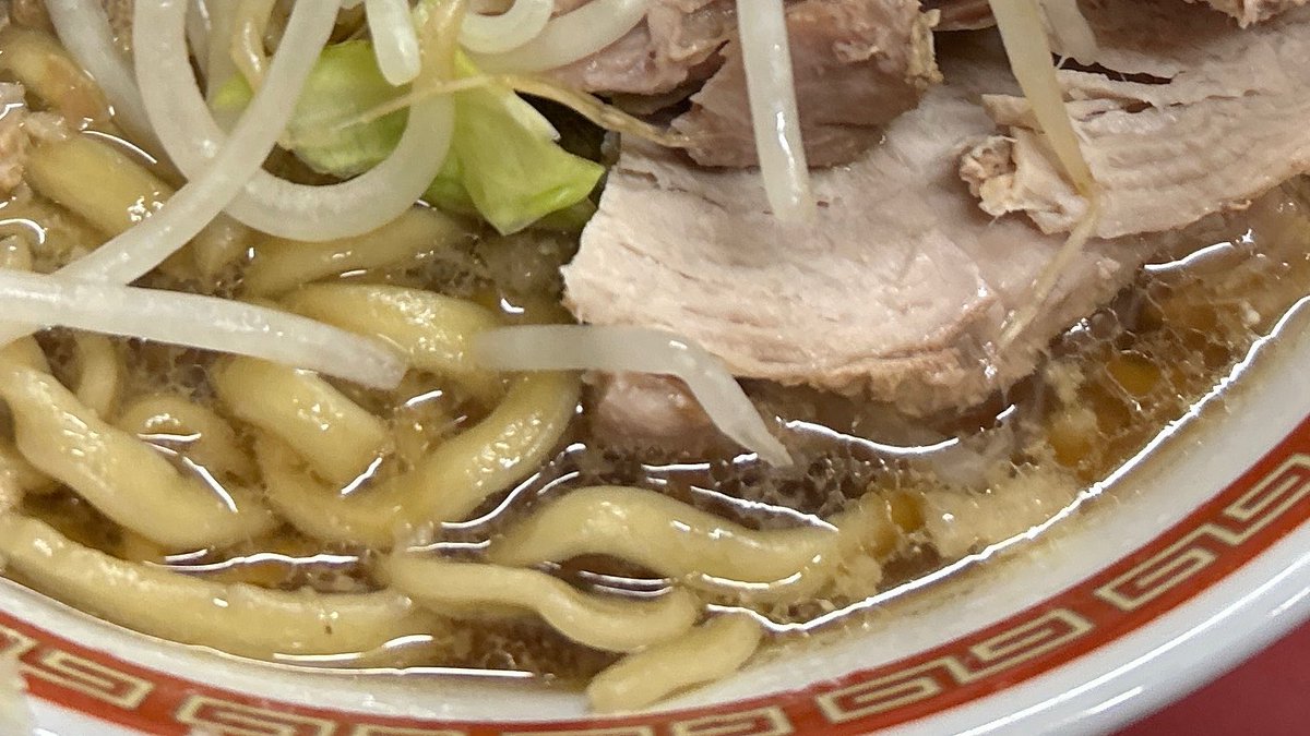 Bakage_Efron's tweet photo. ラーメン二郎目黒店
小ラーメン豚ダブル　ヤサイニンニク

昨日のめぐじのスープは今年で群を抜いて美味であった
濃厚なスープの出汁とカエシがガツンと効くが、尖りすぎず気品を感じる渾然一体となった仕上がりである

めちゃうまフィーバー日はスープが少なめの事が多く当日も同様だ https://t.co/CuPJMVdlyd