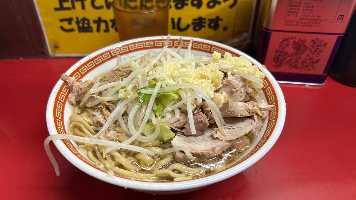 Bakage_Efron's tweet photo. ラーメン二郎目黒店
小ラーメン豚ダブル　ヤサイニンニク

昨日のめぐじのスープは今年で群を抜いて美味であった
濃厚なスープの出汁とカエシがガツンと効くが、尖りすぎず気品を感じる渾然一体となった仕上がりである

めちゃうまフィーバー日はスープが少なめの事が多く当日も同様だ https://t.co/CuPJMVdlyd
