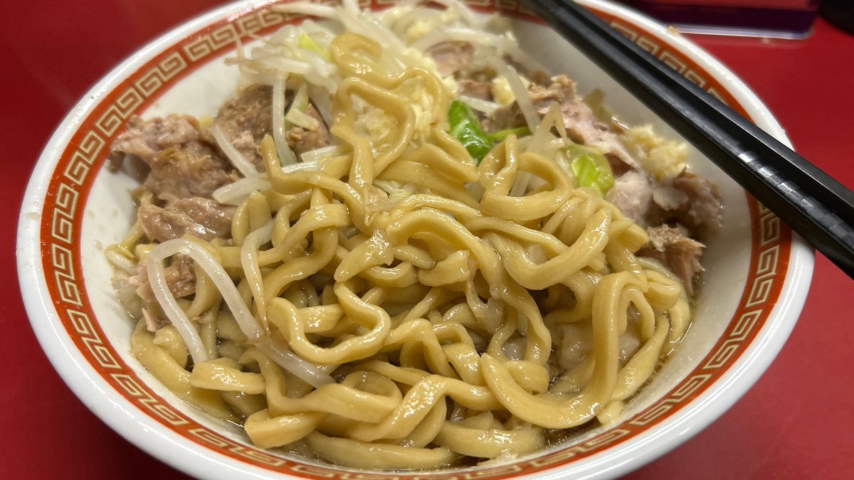 Bakage_Efron's tweet photo. ラーメン二郎目黒店
小ラーメン豚ダブル　ヤサイニンニク

昨日のめぐじのスープは今年で群を抜いて美味であった
濃厚なスープの出汁とカエシがガツンと効くが、尖りすぎず気品を感じる渾然一体となった仕上がりである

めちゃうまフィーバー日はスープが少なめの事が多く当日も同様だ https://t.co/CuPJMVdlyd