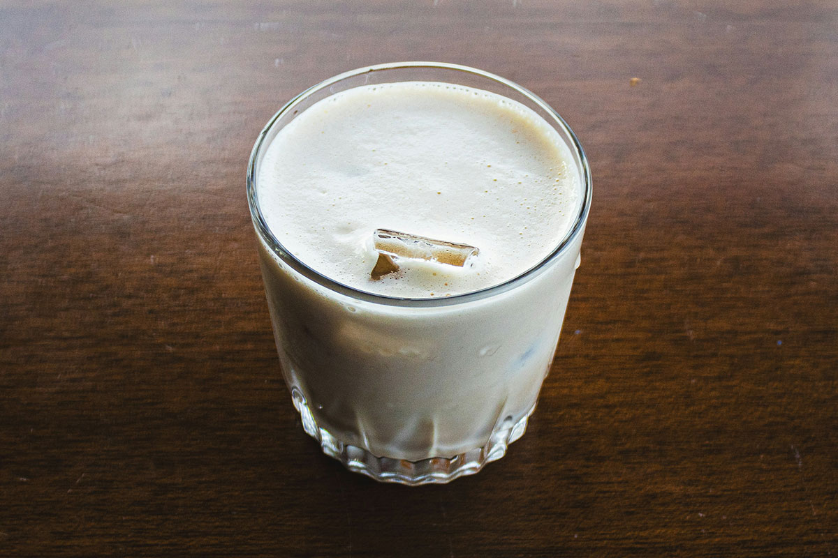 liquormuseum's tweet photo. お疲れ様です！お酒の美術館広報です！
6月1日は「牛乳の日」🥛
牛乳を使ったウイスキーカクテルといえば「ウイスキーパンチ」(スコッチ使用)や「カウボーイ」(バーボン使用)が有名ですね🥃🥛

今日はちょっと大人に牛乳を楽しむのもアリですね😋 https://t.co/HKZM9pgo6k