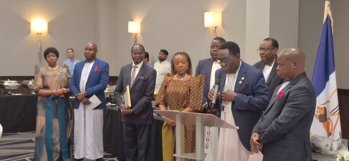 UKBuganda's tweet photo. Henry Mutumba, Ssenkulu wa Kabaka UK ne Ireland, ku lw'olukiiko lwe, beeyamye okutuusa obuweereza obutaliiko kkomo okusobola okuyamba abantu mu ngeri ez’enjawulo omuli; okusoma, obujjanjabi, okuyiga eby'obulimi, n'okufuna amazzi amayonjo. https://t.co/qgpAkTaeiV