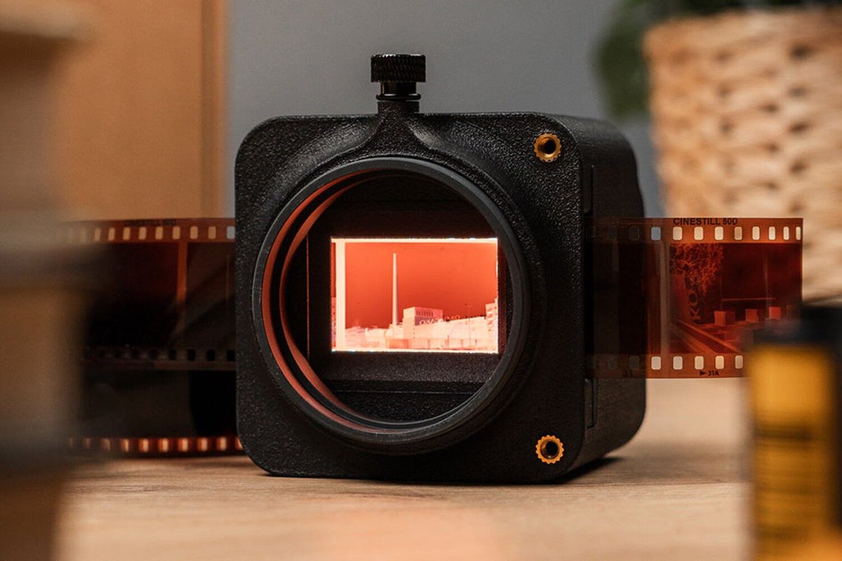 PhotoWorkout's tweet photo. Camera-scanning film with a digital camera + macro lens is ~10× faster than a flatbed — a 36-frame roll in about 2 minutes.

We tested the new Valoi easy35 v2 ($272). Is it finally the better way to digitize film?

https://t.co/3T0QDplnDm https://t.co/QUdfUh4yGt