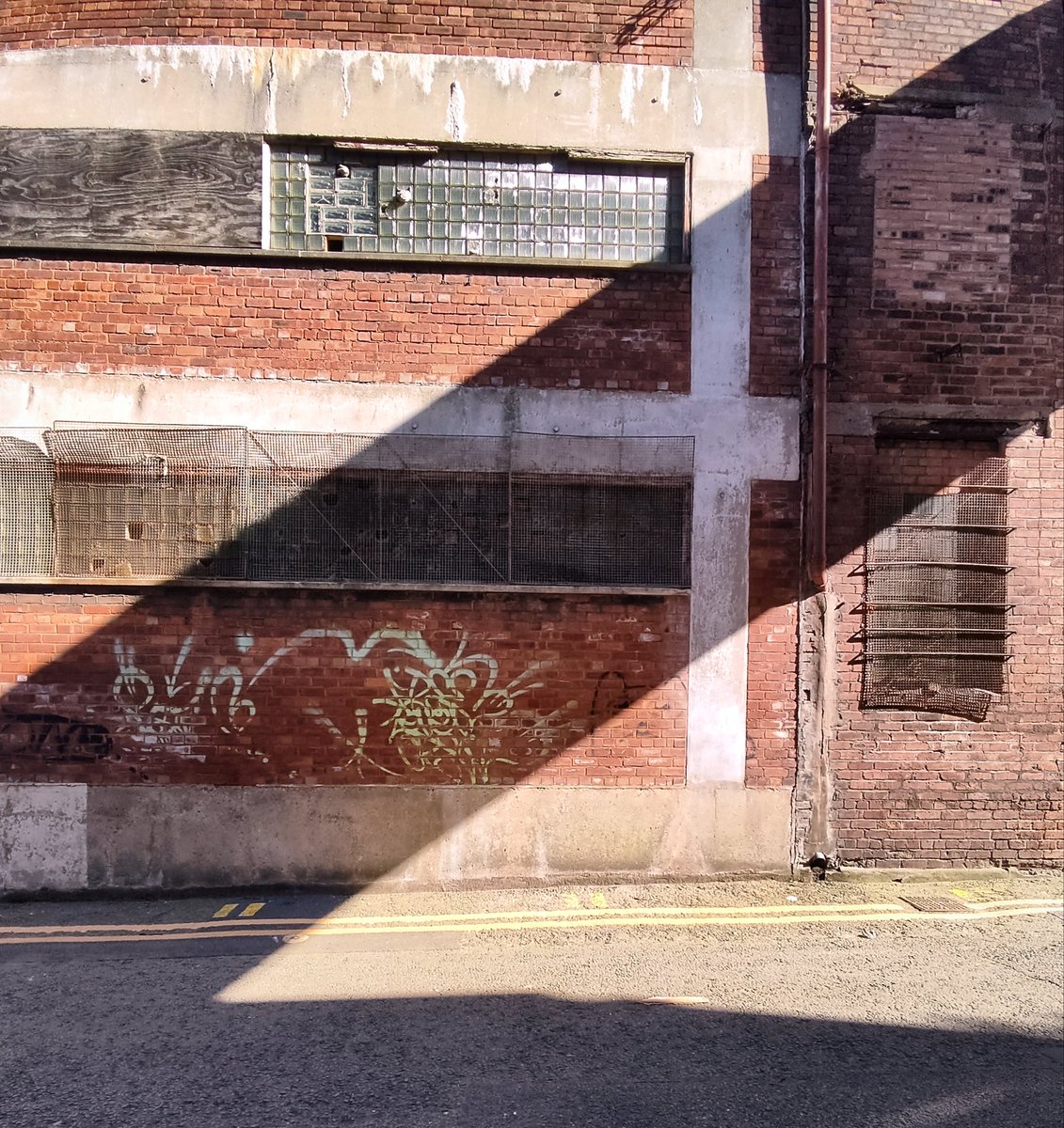 Good_Night_Pics's tweet photo. Liverpool 
24.05.2026
#Liverpool #docks #architecture #shadow #streetscene #streetsnap #streetphoto #urban #streetphotography #SeñoraKaos https://t.co/r7oyeY5Oyb