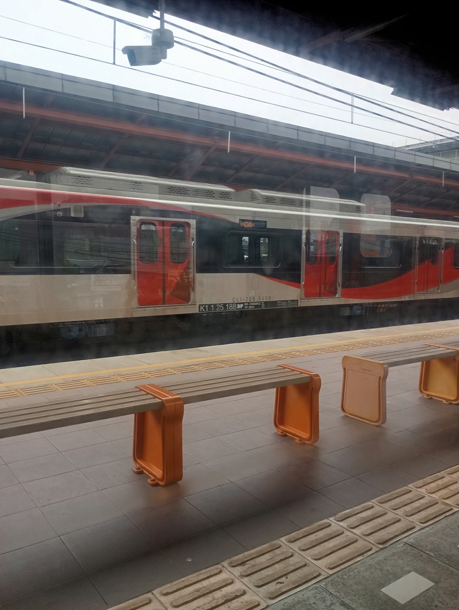CharacterofR's tweet photo. @CommuterLine gak pernah sesuai jadwal lu najis padahal tadi yang jalur 7 itu jam 11.40 jalan didalam kereta juga udah di annoucer, tapi yang jalan duluan malah yang jalur 5 yang seharusnya itu berangkat dari Bekasi jam 11.46, goblok goblok dasar gak pernah sesuai jadwal EMG 😒 https://t.co/alJpCwKv29