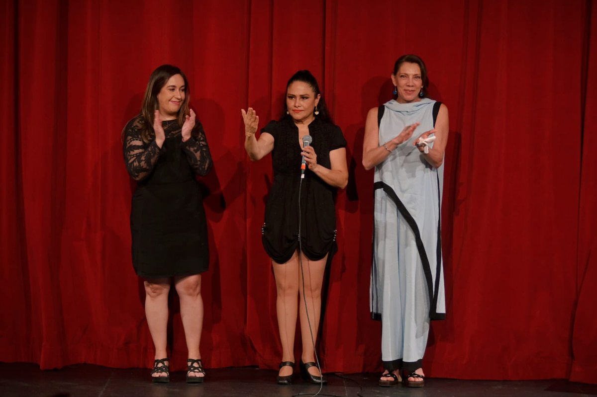 elconsejomx's tweet photo. Agradecemos a @VanessaBauche , extraordinaria actriz y defensora de causas sociales, por la invitación a disfrutar y difundir los servicios gratuitos del Consejo en su obra de teatro La Insignificancia de llamarse Juana. https://t.co/qvYA5cNLHG