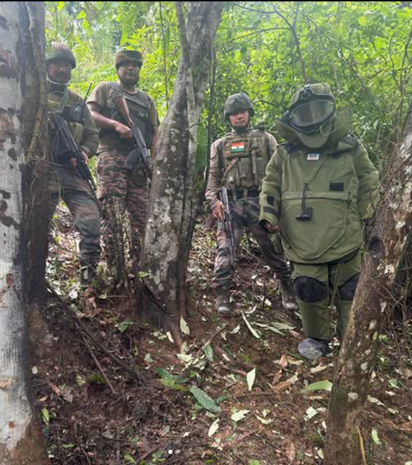 OinamNandita's tweet photo. 🚨 ASSAM RIFLES ALERT – #JIRIBAM, #MANIPUR
#AssamRifles recovered 3 IEDs (~4.5 kg) after timely intelligence-based action, preventing potential loss of life & property.
Unwavering commitment to #PeaceAndSecurity.
#WeaponsRecovery #ArmsSeizure #CounterInsurgency #NationFirst https://t.co/eaKGutdc4C