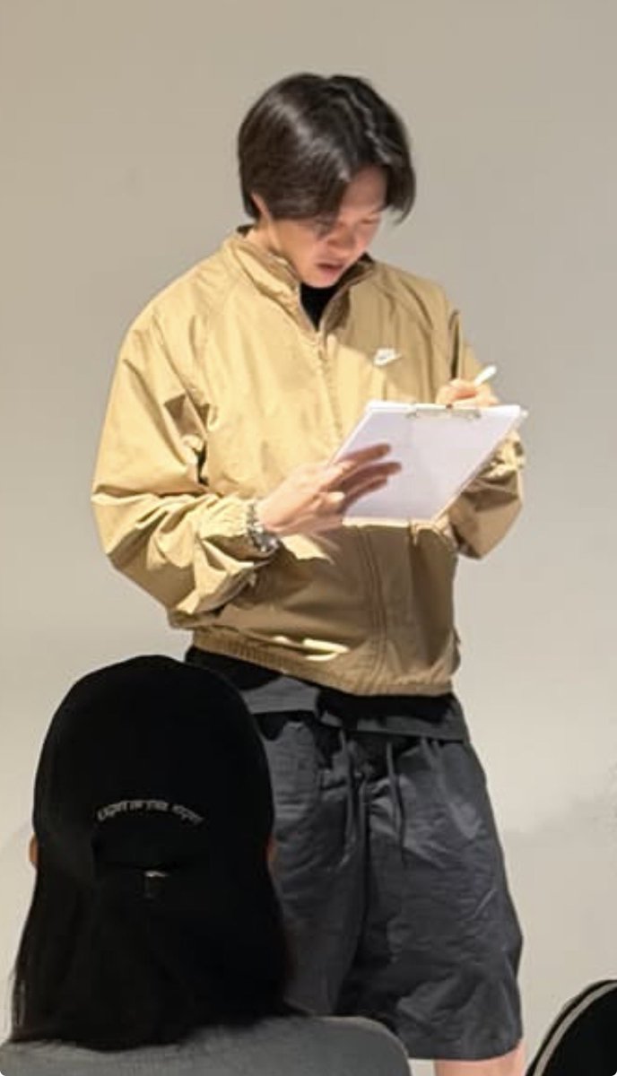 modeerf1013's tweet photo. 머리 진짜 어디까지 기르는지
왜 기르는지 너무너무 궁금함👀 https://t.co/u92shhLdgj