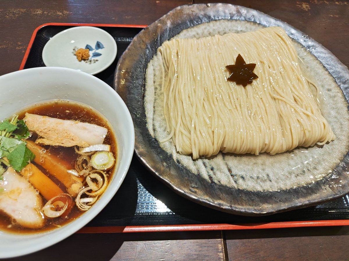 nerecht's tweet photo. 父母が応援に来てくれたので、久しぶりに旦那とラーメンデートしてきた！
麺がヌルッヌルで掴むの大変だった💦 https://t.co/qHFJjTgXG0